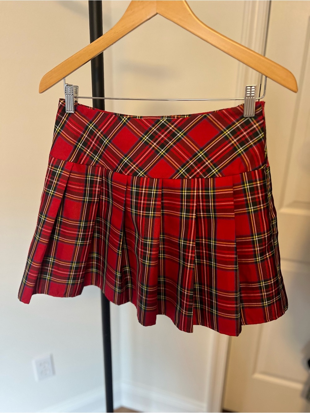 ❤️ Red Plaid Pleated Mini Skirt ❤️  
Size Medium | EUC - Picture 4 of 8